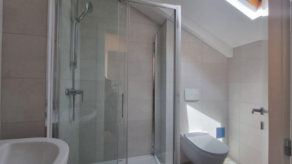 Kúpeľňa so sprchovacím kútom.