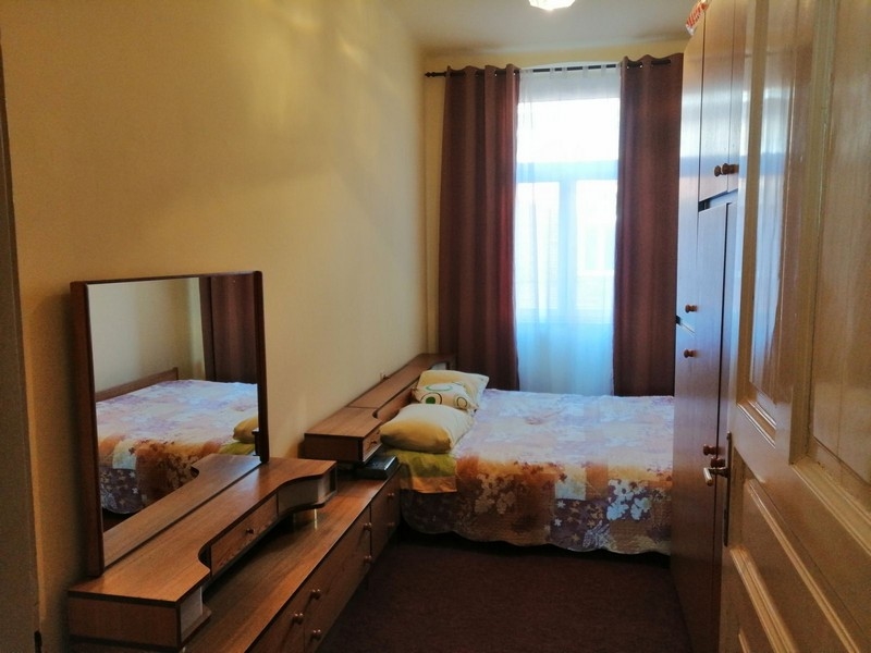 Spálňa s oknom a výhľadom na prístav