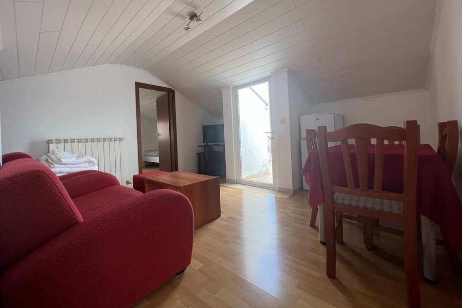 Obývacia izba s výhľadom na terasu.