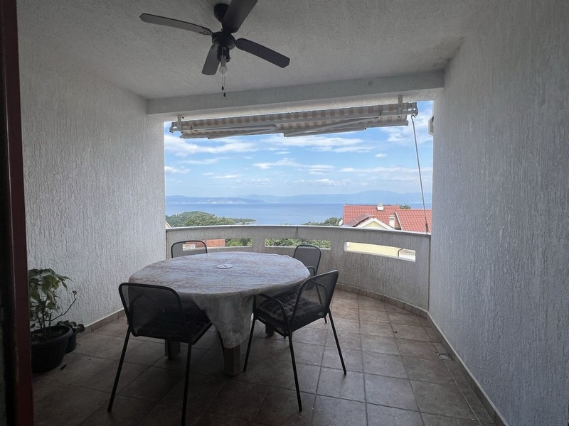 Krytý a vetru chránený balkón s výhľadom na more na ostrove Krk v Chorvátsku - Panorama Skauting Real Estate.