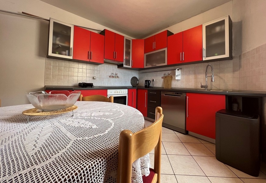 Jedálenský stôl v kuchyni.