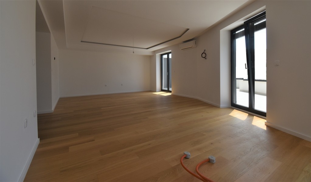 Svetlé a otvorené priestory s terasou a výhľadom na more