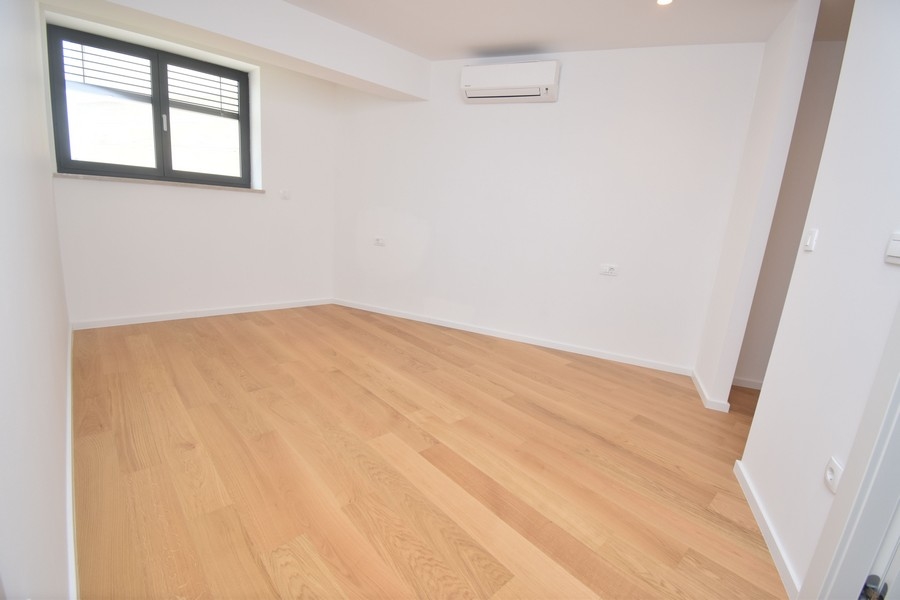 Kúpeľňa s veľkým sprchovacím kútom