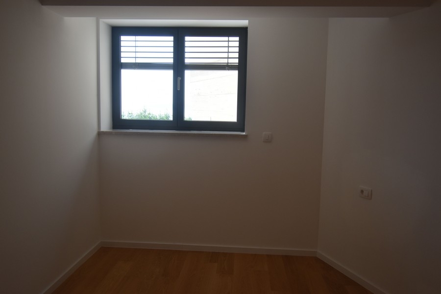 Menšia izba s oknom