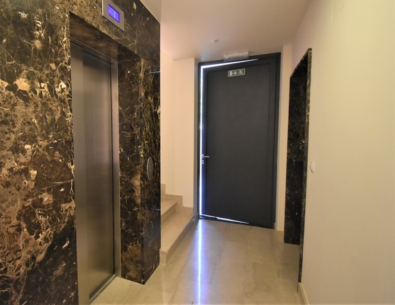 Schodisko s veľmi moderným výťahom