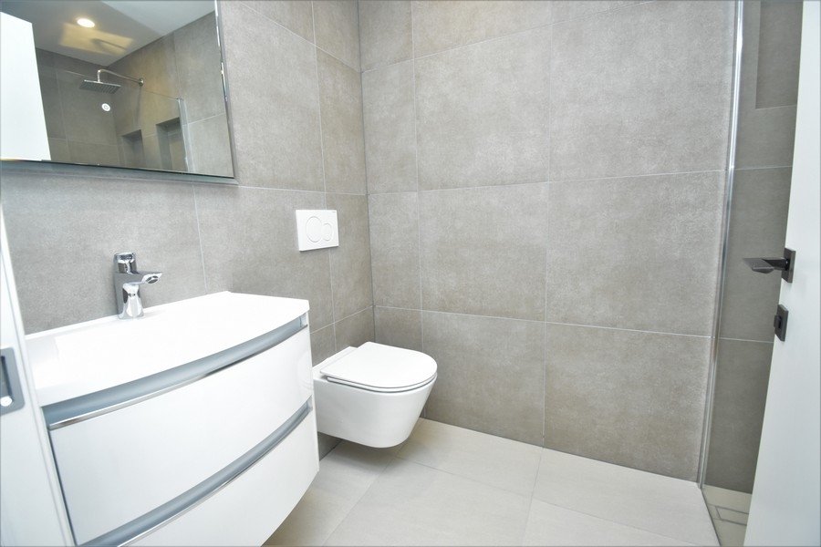 Moderná kúpeľňa s veľkým sprchovacím kútom