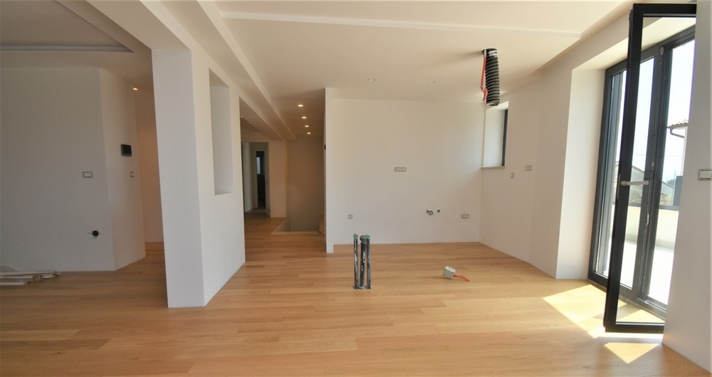 Pohľad na kvalitnú obývaciu časť s prvotriednymi parketami.