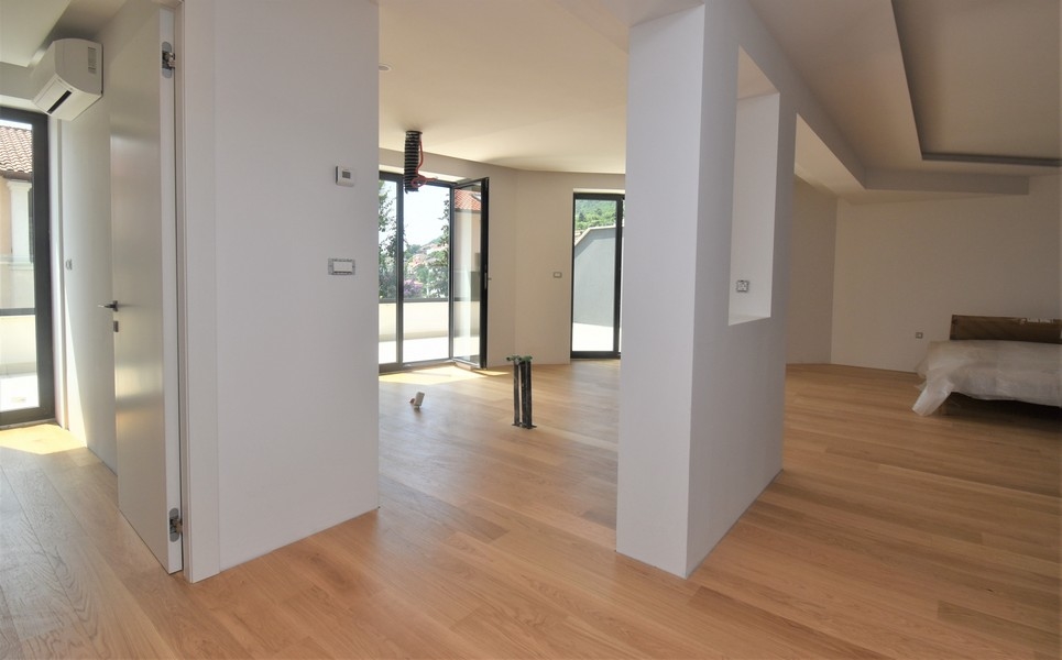 Klimatizovaný luxusný apartmán A2948 s veľkou terasou.