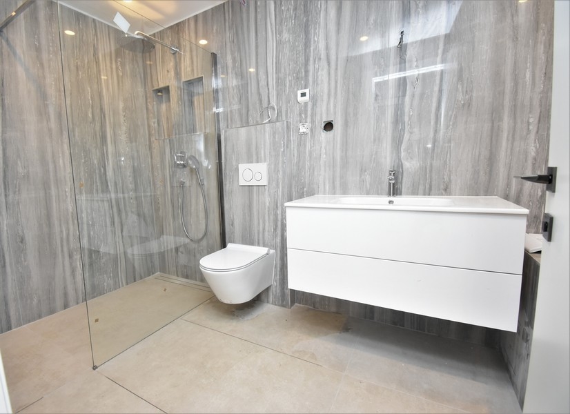 Vysokokvalitná kúpeľňa so sprchovacím kútom.