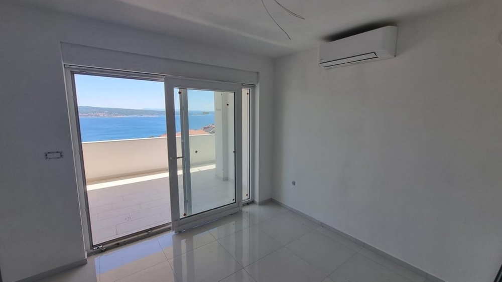 Obývacia izba a výhľad na krytú terasu a more neďaleko Crikvenice, Chorvátsko - Panorama Skauting.