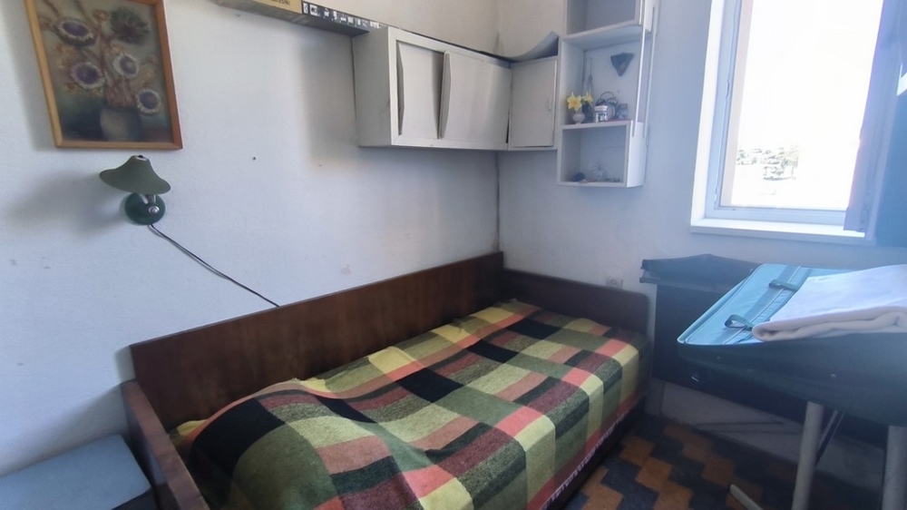 Malá spálňa s jednolôžkom.