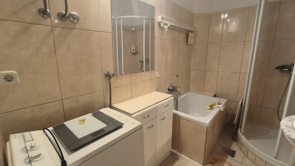 Kúpeľňa so sprchovacím kútom.