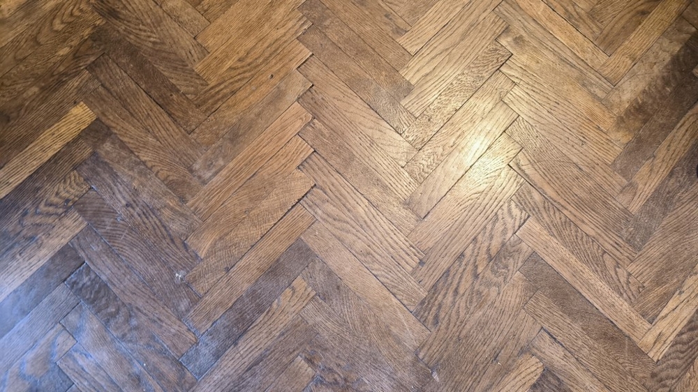 Vysokokvalitné staré parkety (vzhľad rybej kosti).