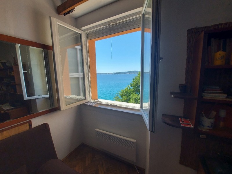 Obývacia izba s fantastickým výhľadom na more.