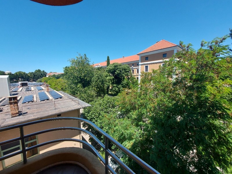 Z balkóna je krásny výhľad do zelene.