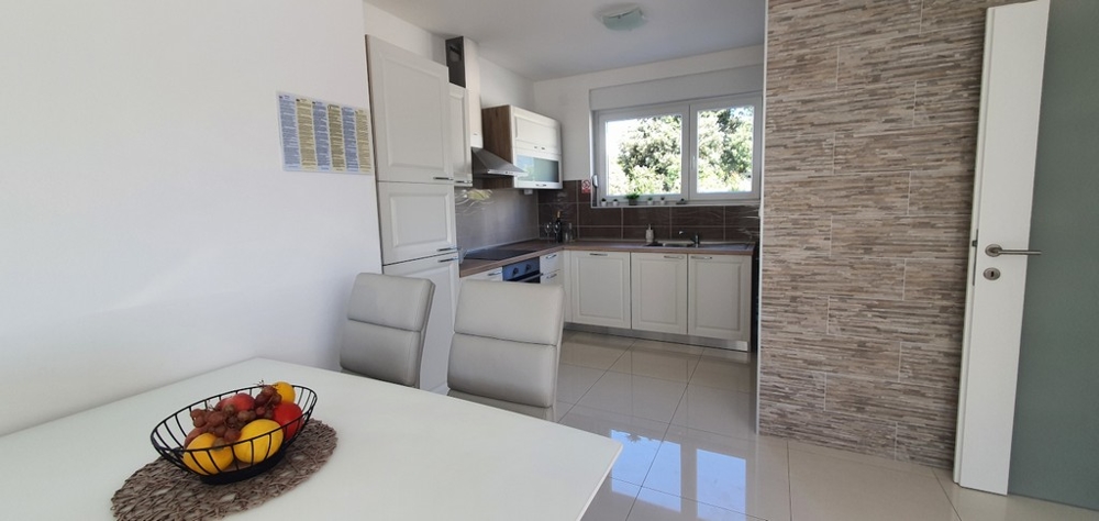 Moderná kuchyňa s jedálenským kútom