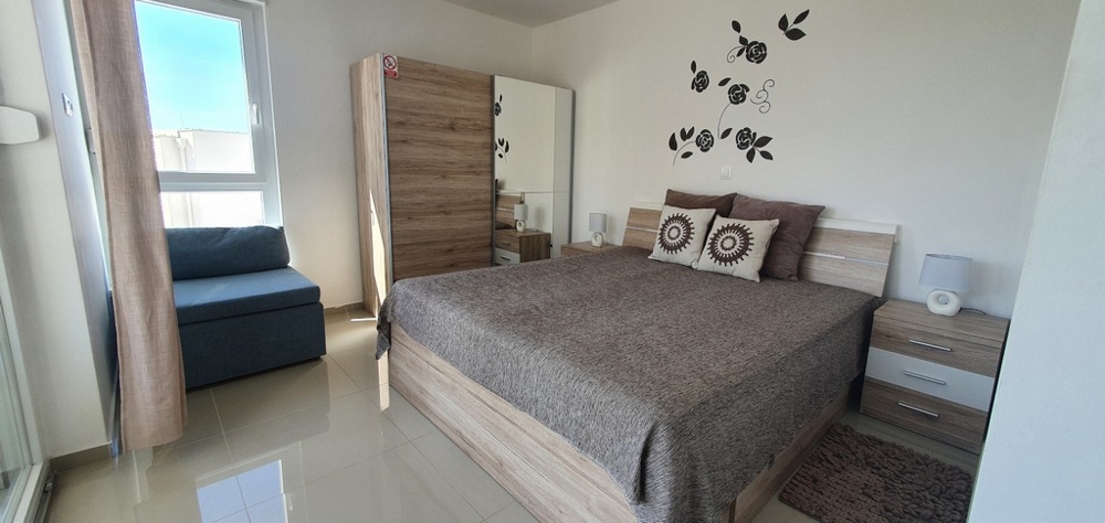 Spálňa s oknom a prístupom na balkón