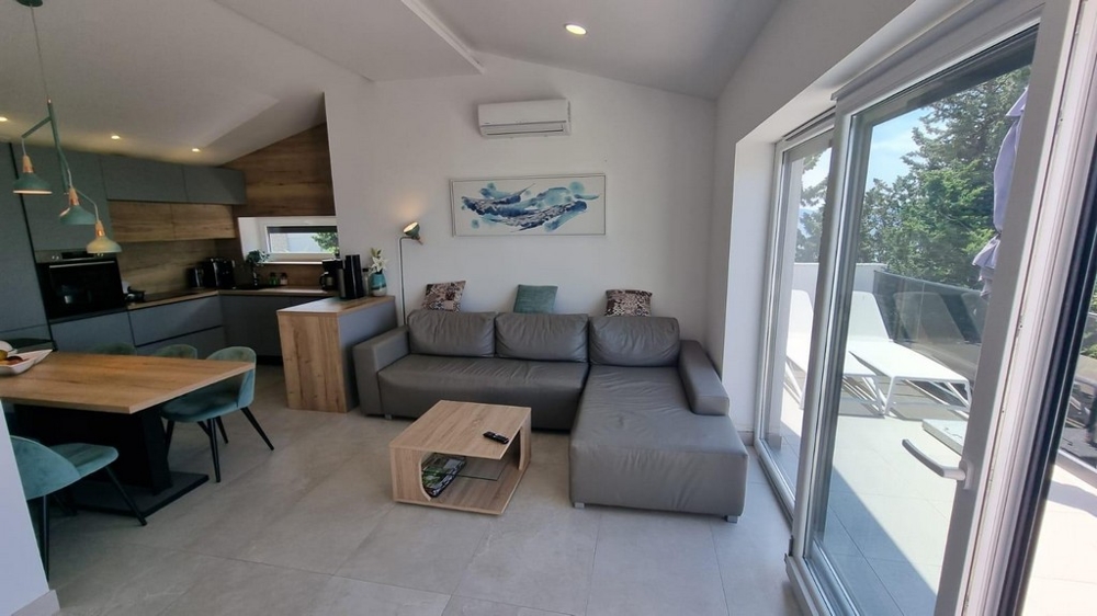 Zariadený byt s 2 balkónmi v Crikvenici