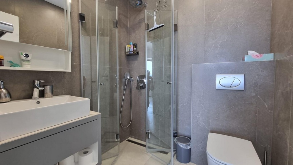 Moderná kúpeľňa s veľkým sprchovacím kútom