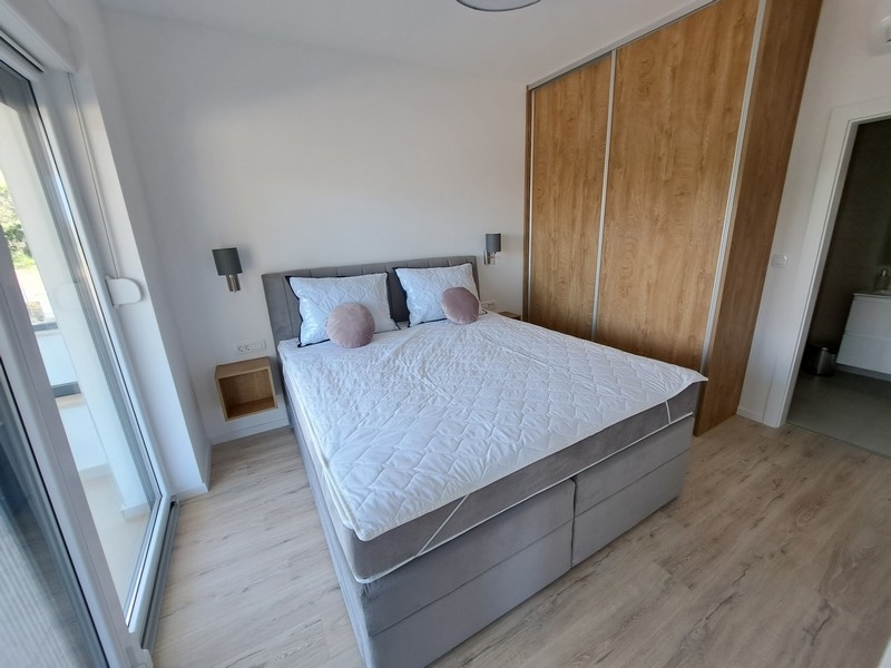 Útulná a moderná spálňa s pružinovou posteľou.