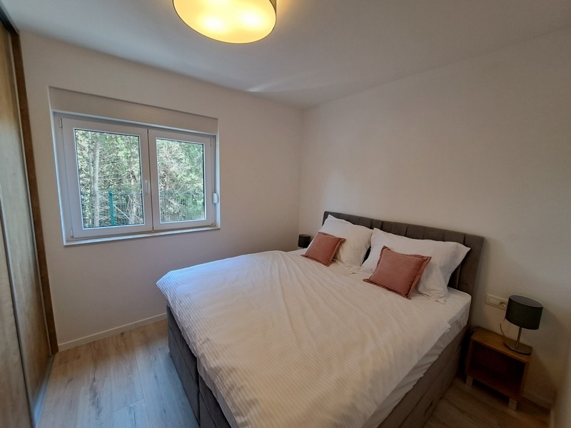 Manželská posteľ v spálni.