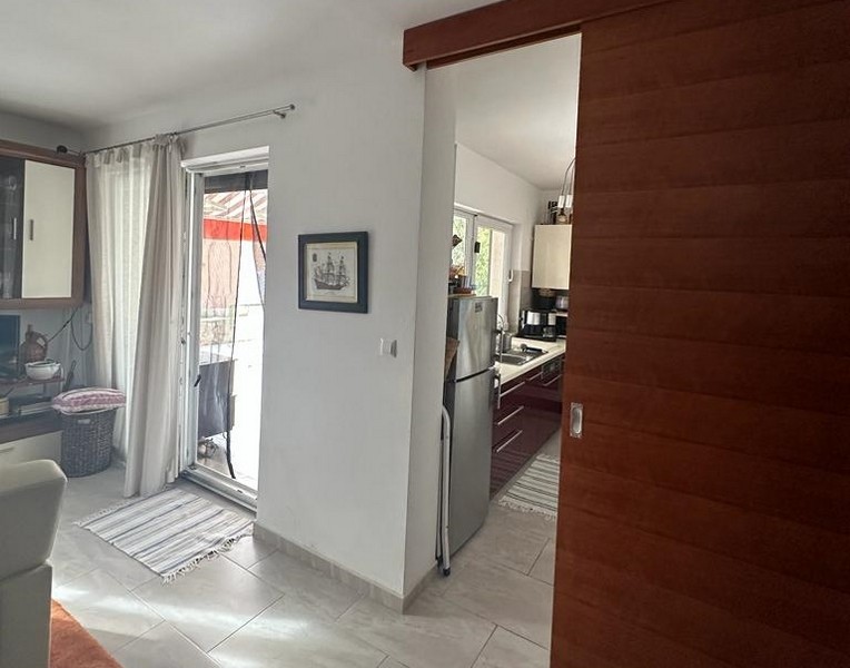 Obývacia izba s výhľadom do kuchyne.