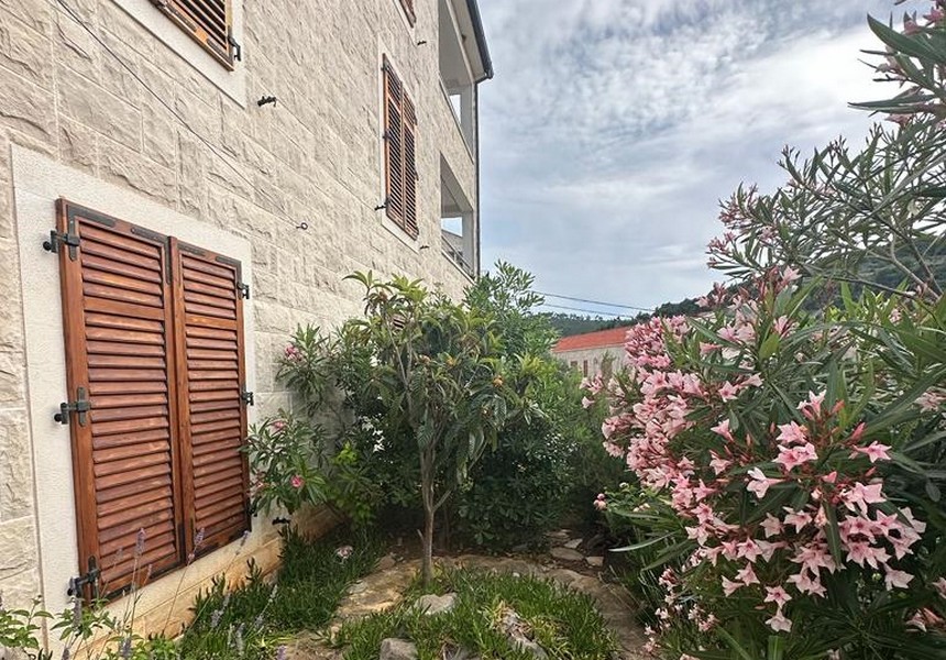 Stredomorský vonkajší areál nehnuteľnosti A2998 na ostrove Šolta v Chorvátsku.