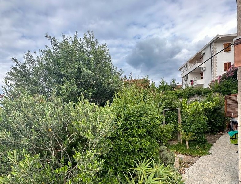 Stredomorská záhrada apartmánu A2998 v Stomotskej v Chorvátsku.