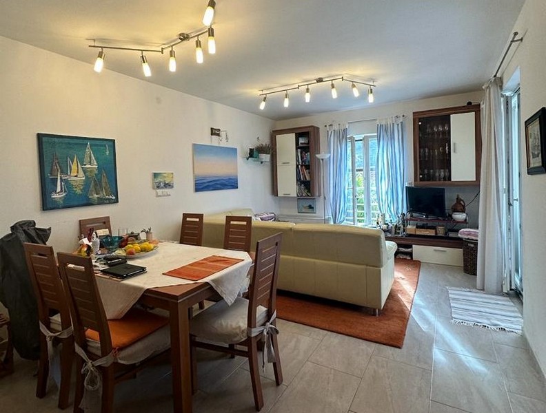 Moderne zariadená obývacia izba apartmánu A2998, Chorvátsko.