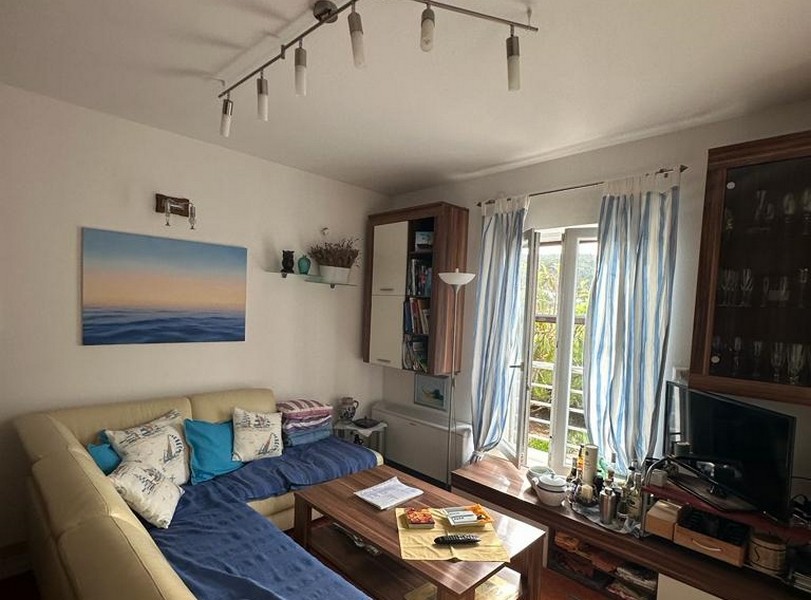 Obývacia izba a vstup na terasu nehnuteľnosti A2998 v Chorvátsku - Panorama Skauting.