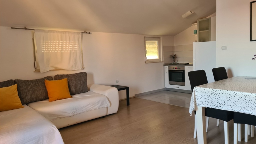 Obytná časť s kuchynským kútom nehnuteľnosti A3004 na ostrove Pag v Chorvátsku.