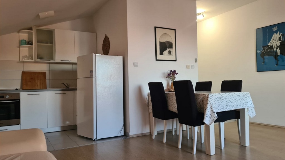 Byt sa ponúka na predaj vrátane nábytku.