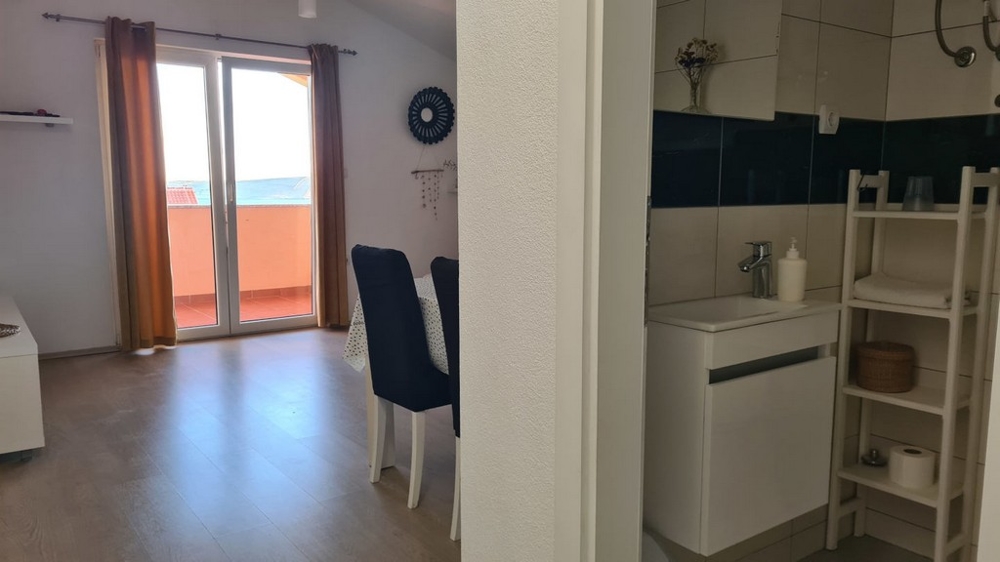 Obývacia časť s výhľadom na terasu.