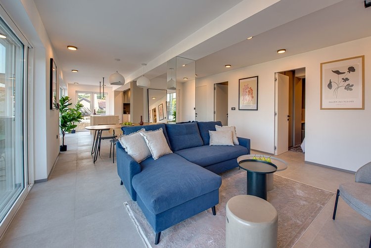 Moderná obývačka s modrým gaučom.
