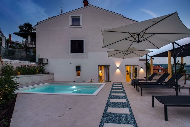 Súkromná záhrada s krásnym, osvetleným bazénom apartmánu A3007, ktorý je na predaj v Opatiji, Chorvátsko.