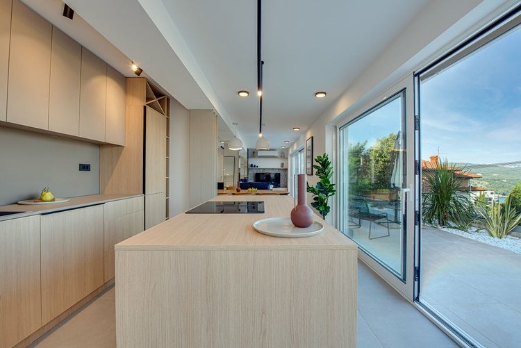 Moderná kuchyňa s jedálenským kútom.