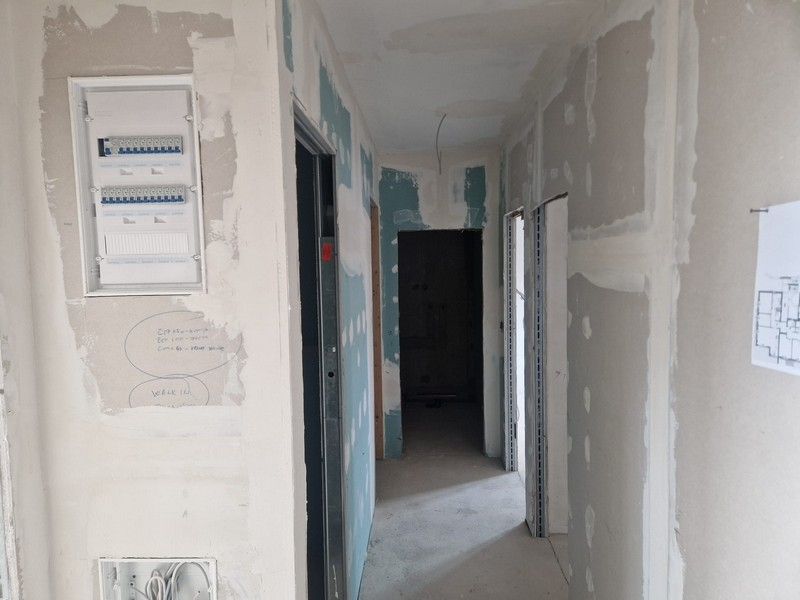 Panoramatický výhľad na more z nehnuteľnosti A3011 neďaleko Trogiru v Chorvátsku.