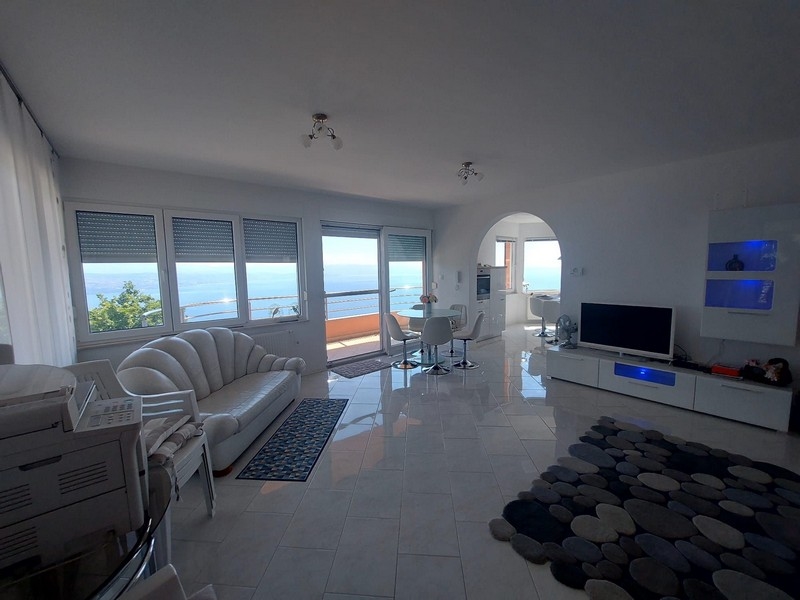 Presvetlený obývací priestor s kvalitným nábytkom.