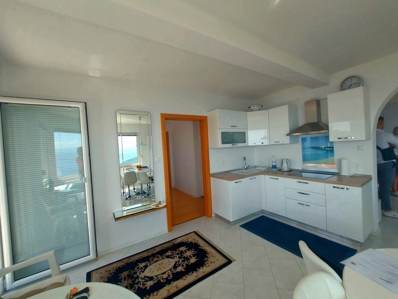 Pohľad do modernej kuchyne.