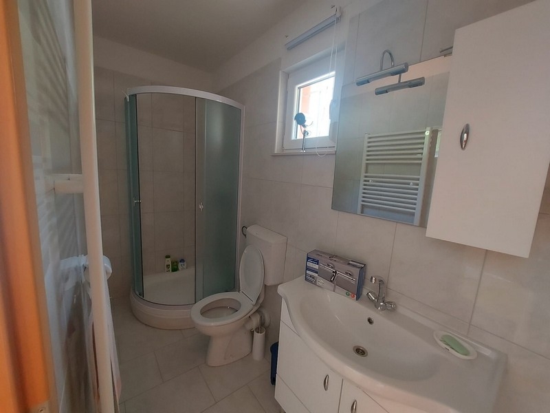 Druhá kúpeľňa – tiež s pohodlnou sprchou.