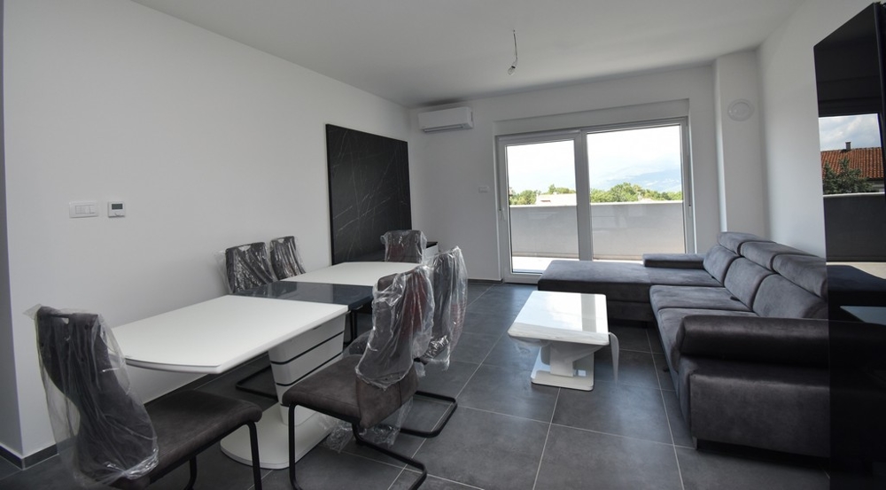 Jedálenský kút a gauč.