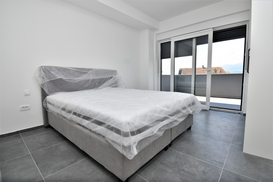 Spálňa s výhľadom na terasu.