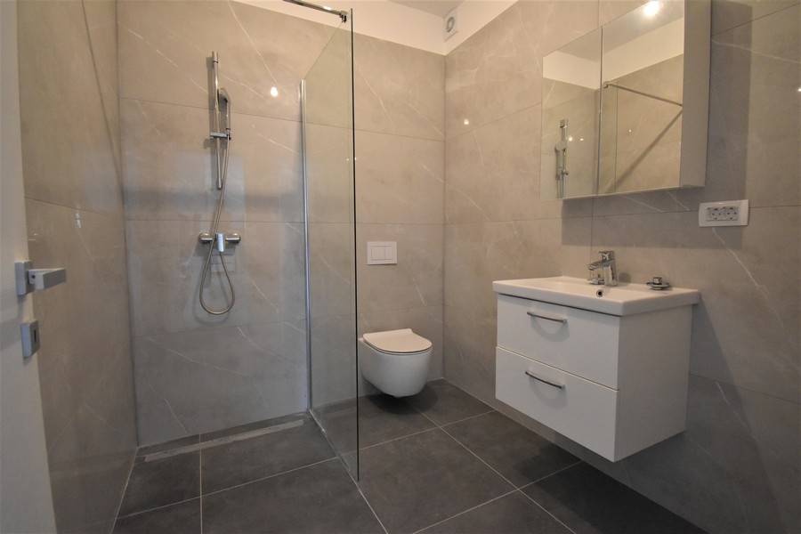 Moderná kúpeľňa.