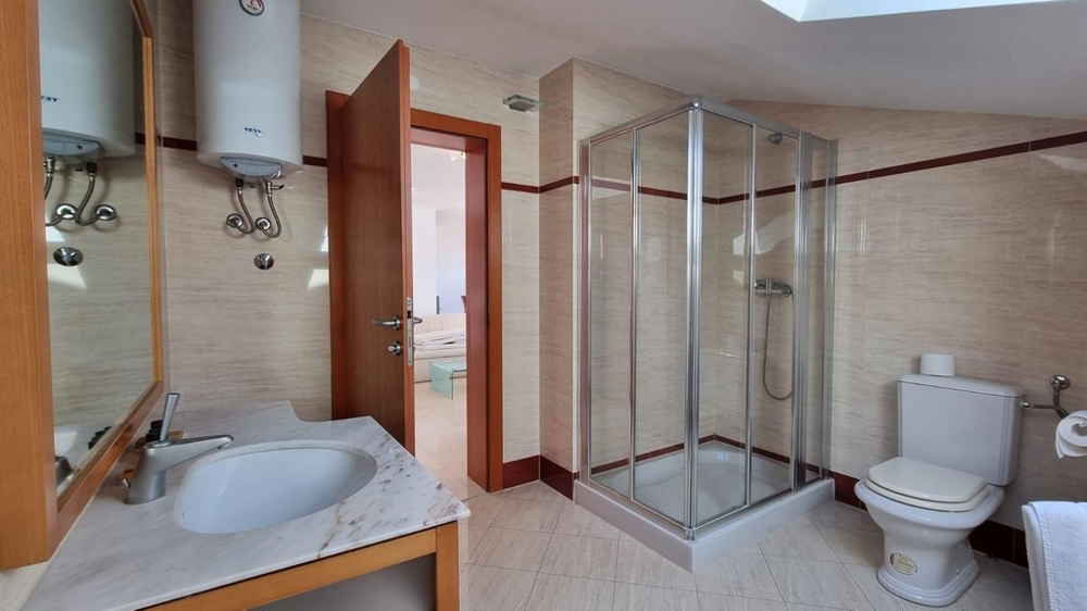 Kúpeľňa so sprchovacím kútom.