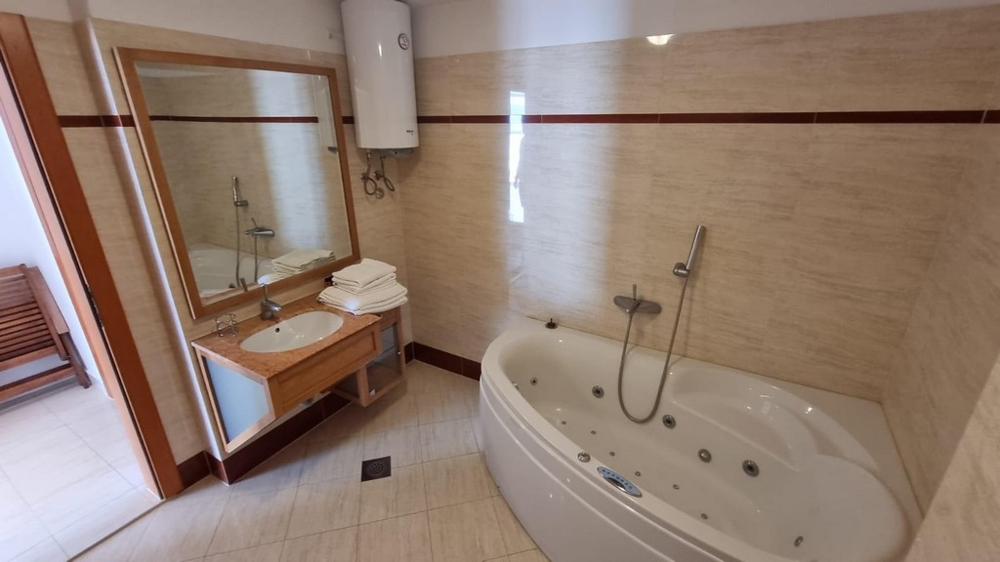 Druhá kúpeľňa s pohodlnou vaňou.