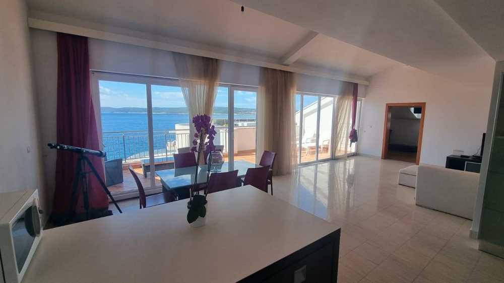 Obývacia izba s výhľadom na more.