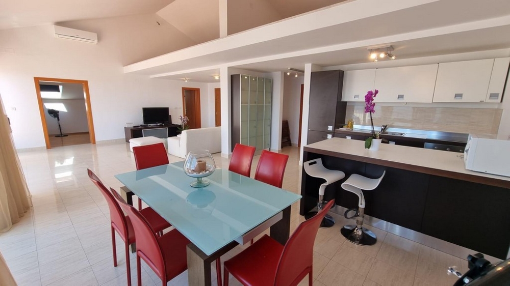 Jedálenský kút a moderná kuchyňa v klimatizovanej miestnosti.-