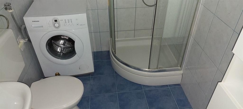 Kúpeľňa so sprchovacím kútom.