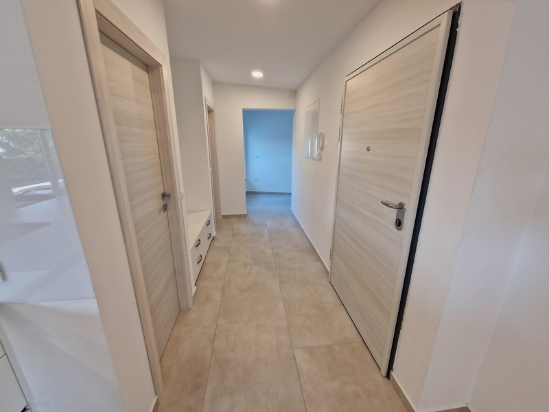 Chodba a vstupná časť bytu A3043 v Chorvátsku na ostrove Krk.