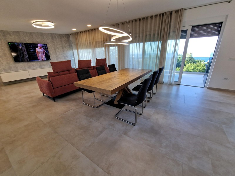 Kuchyňa a jedálenský kút, ako aj výhľad na priestrannú terasu nehnuteľnosti A3043 v Chorvátsku - Panorama Skauting.